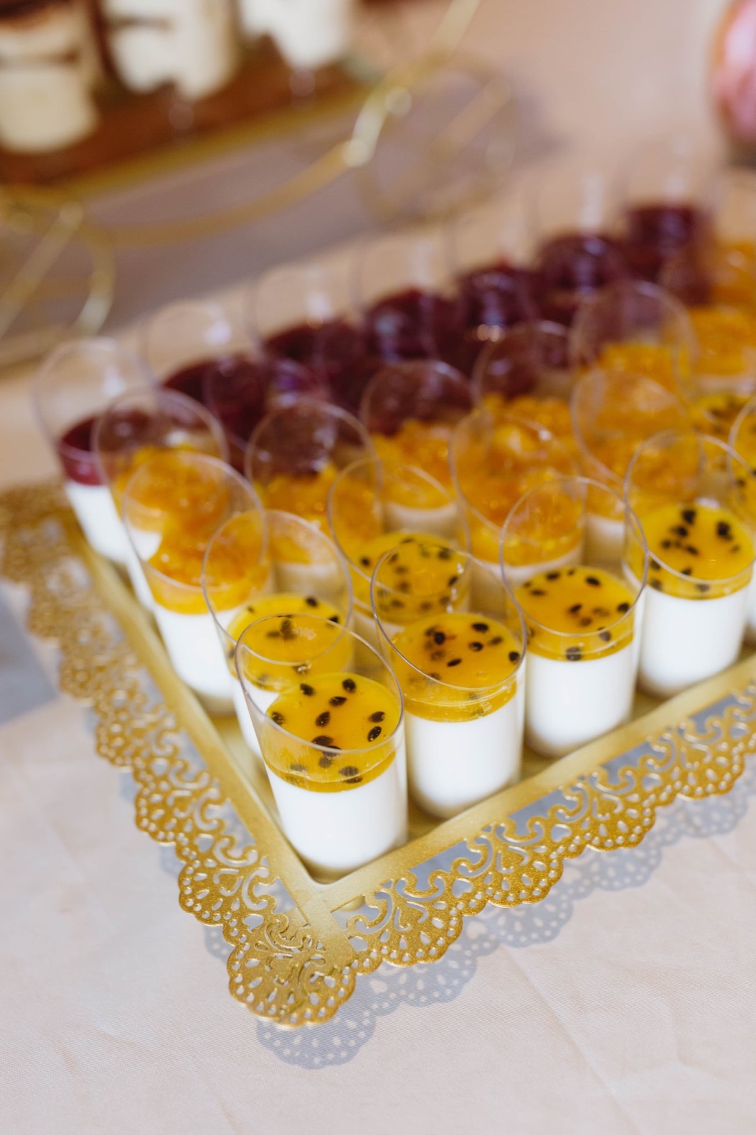 Fruit-topped desserts for the table: Little cups of happiness