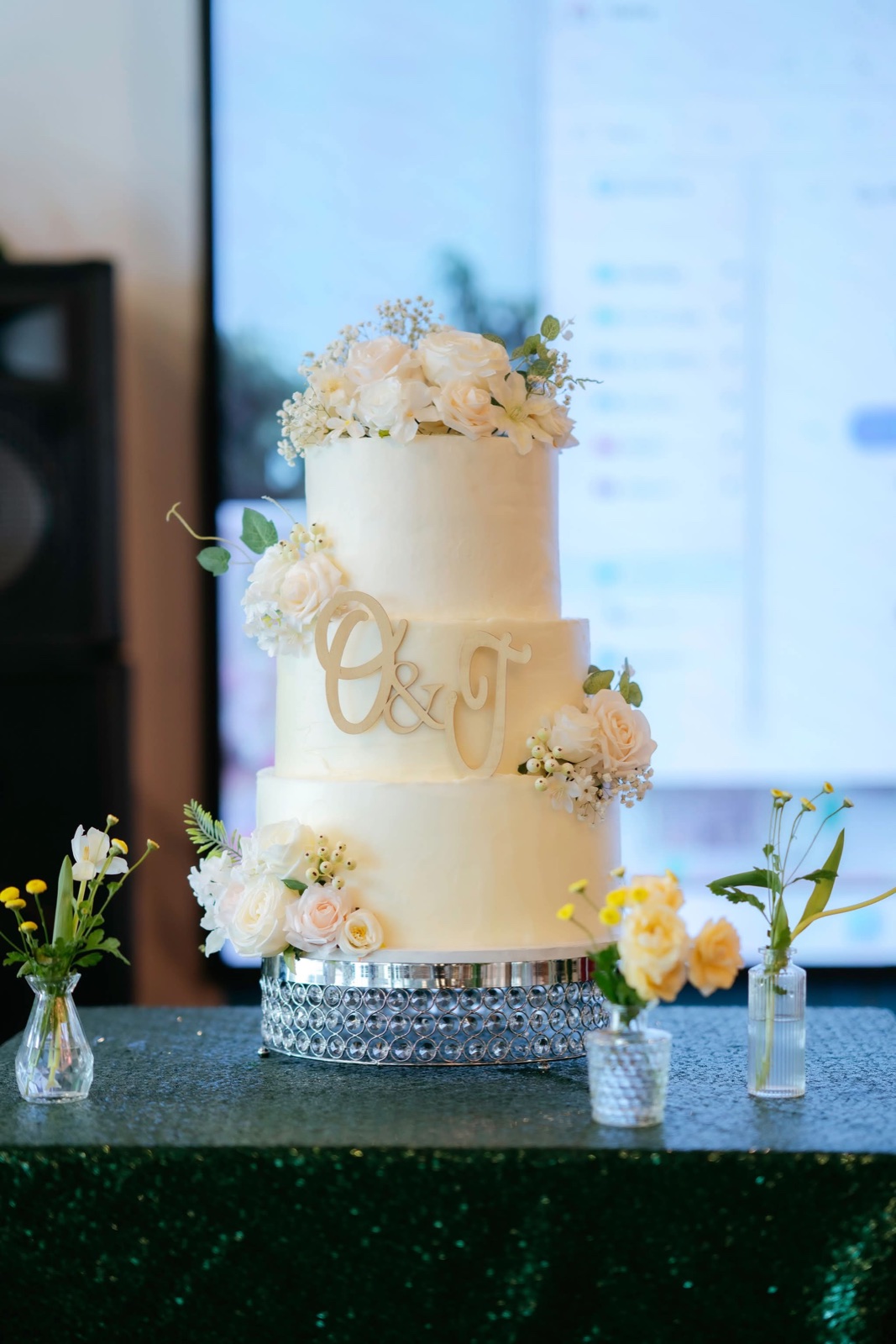White roses & three elegant tiers: A day to remember