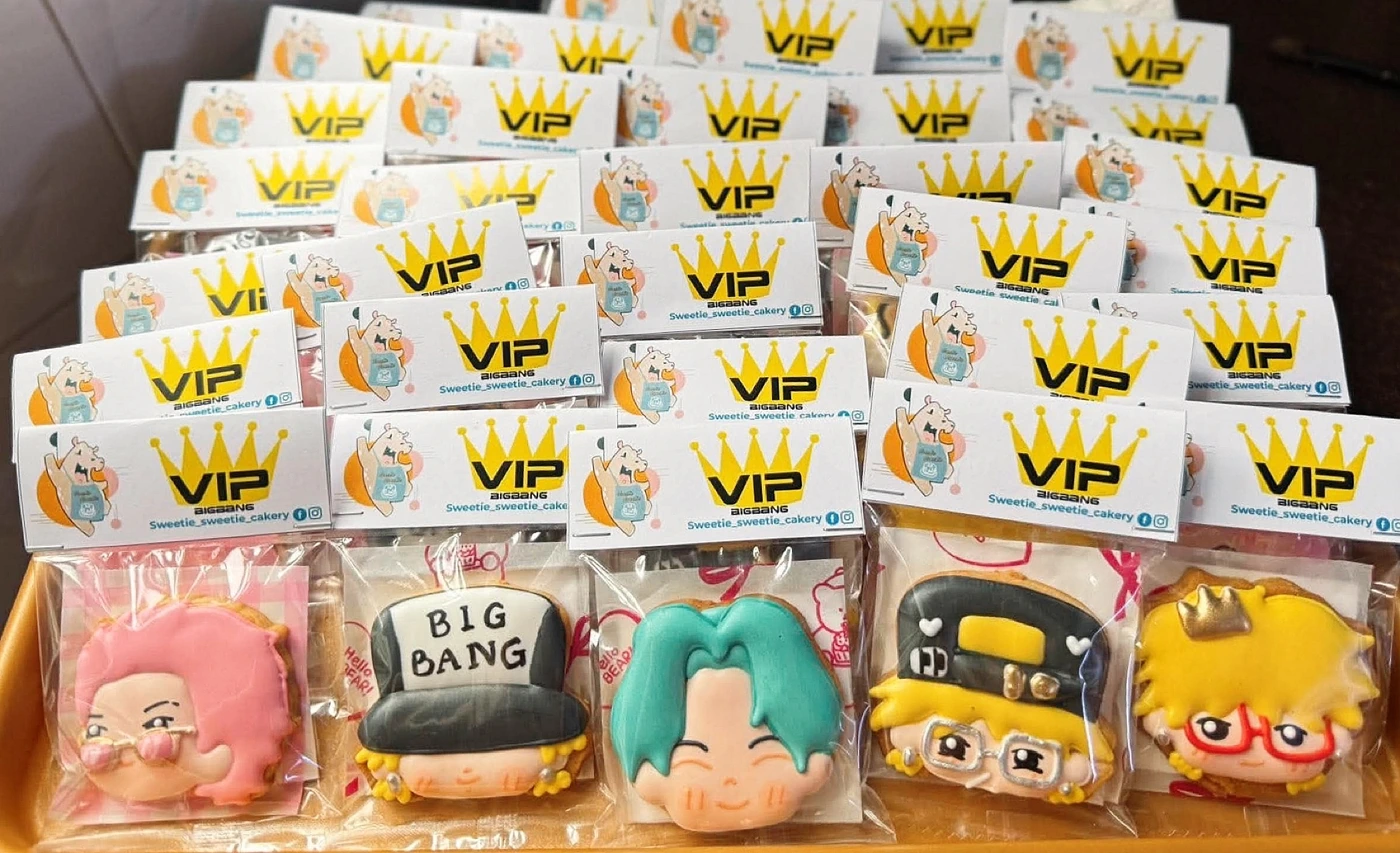 Five colorful BIGBANG character cookie designs with VIP crown gift packaging